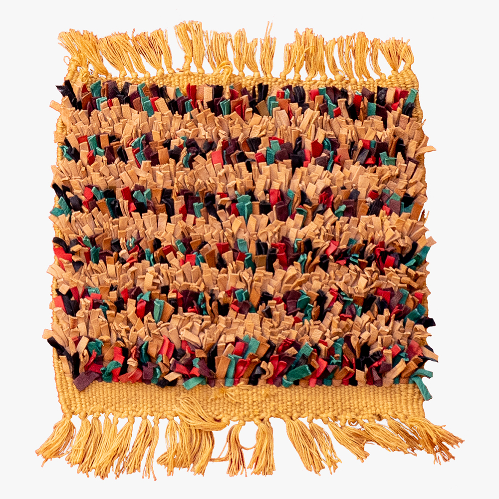 Handgeweven Berber tapijt met aardetinten en kleurrijke accenten in dieprood, groen en blauw, afgewerkt met gouden franjes