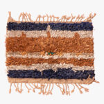 Handgeweven Berber tapijt met marineblauw, roestbruin, beige en groene accenten, traditionele esthetiek.