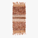 Traditioneel Berber tapijt met handgeweven koper- en roesttinten, crème accenten en natuurlijke textuur.