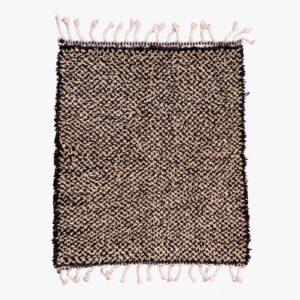 Authentiek Berber tapijt met bruine en crèmekleurige patronen en franjes.