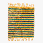 Kleurrijk handgeweven berber tapijt met traditionele patronen en franjes