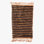 Traditioneel berber tapijt in bruin en oranje strepen met natuurlijke wol en handgeknoopte franjes.