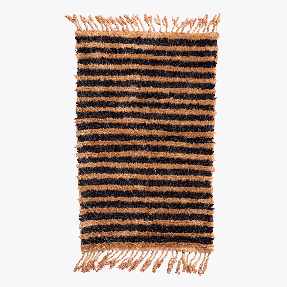 Traditioneel berber tapijt in bruin en oranje strepen met natuurlijke wol en handgeknoopte franjes.