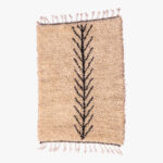 Handgeweven beige berber tapijt met zwart levensboomontwerp en zachte roze franjes.