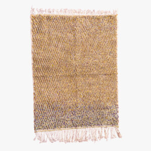 Handgemaakt berber tapijt met gouden en lavendelkleurige weving, afgewerkt met zachte franjes.