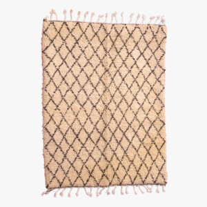 Traditioneel berber tapijt met beige achtergrond, donkerbruin ruitpatroon en roze franjes aan de randen.