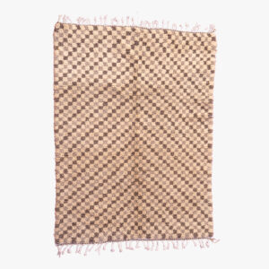 Beige en bruin berber tapijt met visgraatpatroon en roze franjes, handgeweven van natuurlijke wol.