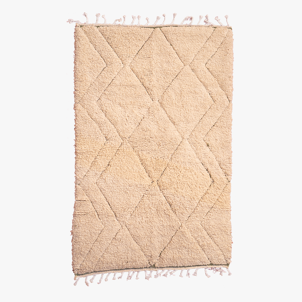 Beige berber tapijt met verhoogd diamantpatroon en lichte franjes, handgemaakt voor traditionele en moderne interieurs.