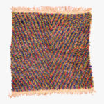 Kleurrijk berber tapijt met zigzagpatroon in blauw, rood, geel en roze franjes, handgemaakt voor een levendig interieur.