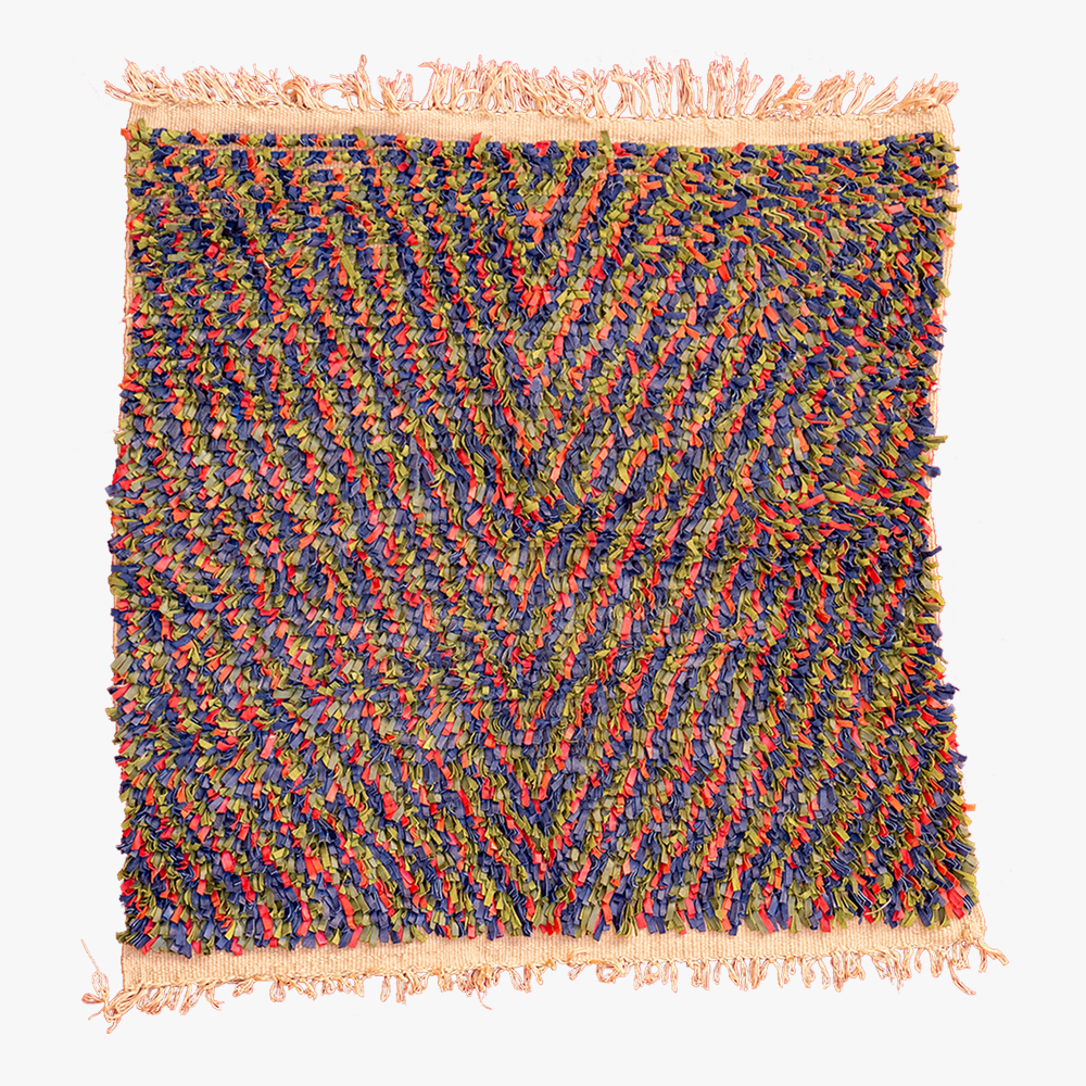 Kleurrijk berber tapijt met zigzagpatroon in blauw, rood, geel en roze franjes, handgemaakt voor een levendig interieur.