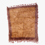 Handgeweven berber tapijt in gouden en bruine tinten met donkerbruine franjes, ideaal voor een natuurlijk interieur.