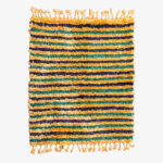Handgeweven berber tapijt met horizontale strepen in geel, blauw en groen, afgewerkt met frisse gele franjes.
