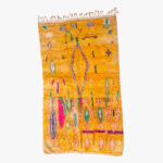 Kleurrijk Berber tapijt met traditionele patronen in saffraangeel, omlijst door groene en roze accenten en geometrische figuren.