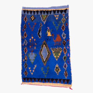 Traditioneel berber tapijt met koningsblauwe achtergrond en veelkleurige tribale patronen, versierd met geometrische motieven.