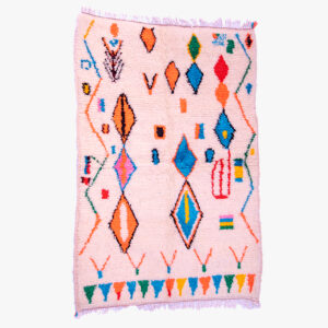 Kleurrijk handgeweven Berber tapijt met rood, blauw, geel en groene patronen op een ivoorwitte achtergrond.