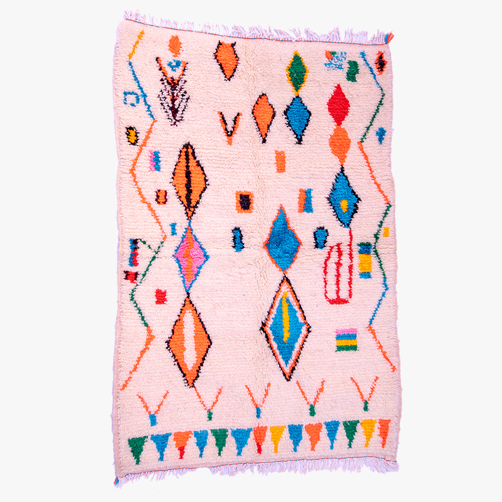 Kleurrijk handgeweven Berber tapijt met rood, blauw, geel en groene patronen op een ivoorwitte achtergrond.