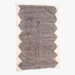 Modern berber tapijt met grijze en natuurlijke witte geometrische patronen, handgeweven met een minimalistische uitstraling.