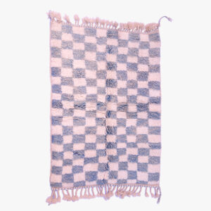 Roze en grijs berber tapijt met schaakbordpatroon en zachte franjes, handgeweven en ideaal voor moderne huisdecoratie.