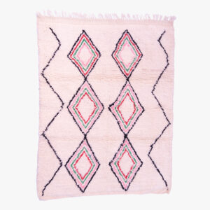 Handgeweven berber tapijt met koraalroze en groene ruitpatronen op een zachte crèmekleurige achtergrond, afgewerkt met franjes.