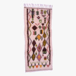 Traditioneel berber tapijt met een diversiteit aan geometrische vormen en symbolen in pasteltinten, handgeweven en decoratief.