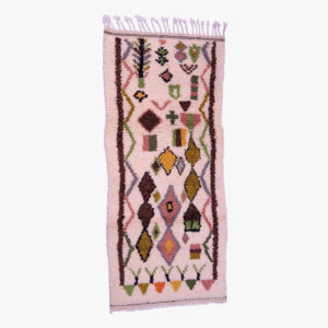 Traditioneel berber tapijt met een diversiteit aan geometrische vormen en symbolen in pasteltinten, handgeweven en decoratief.