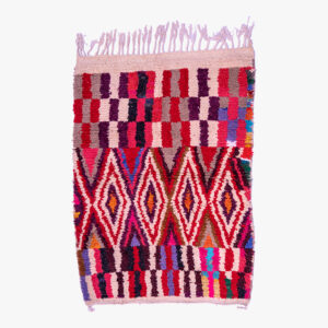 Handgeweven berber tapijt met een levendig patroon van ruiten in rood, blauw, en roze, omlijst door een bonte checkerboard rand.