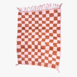 Roze en terracotta checkerboard berber tapijt, handgeweven met natuurlijke wol en afgewerkt met elegante franjes.