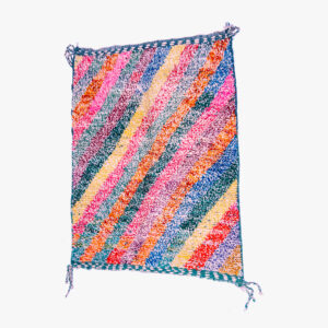 Kleurrijk gestreept berber tapijt met een veelvoud aan tinten, waaronder roze, geel, blauw, en groen, met handgeknoopte franjes.