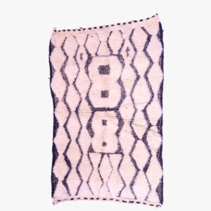 Elegant berber tapijt met een lilac en zwart diamantpatroon, handgeweven voor een moderne twist op traditionele stijl.