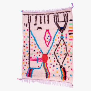 Handgeweven berber tapijt met traditionele patronen in roze, blauw, en veelkleurige accenten op een crèmekleurige ondergrond.