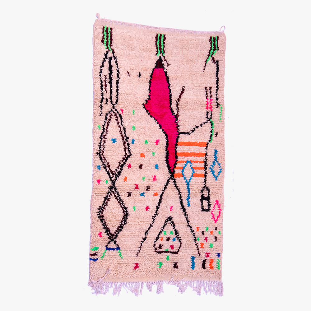 Handgeweven berber tapijt met abstracte patronen in roze, zwart, en kleurrijke accenten, met traditionele franjes aan de randen.