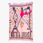 Traditioneel berber tapijt met diverse kleurrijke patronen en symbolen op een neutrale achtergrond, handgeweven met vakmanschap.