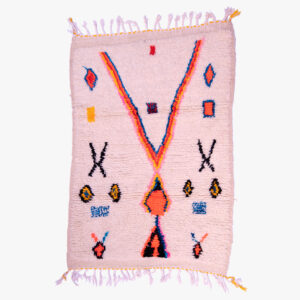 Handgeweven berber tapijt met een levendig patroon van oranje, blauwe en gele geometrische vormen op een crèmekleurige ondergrond.