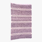 Handgeweven berber tapijt met een grijze en crème zigzag ontwerp, met een subtiele, elegante uitstraling.