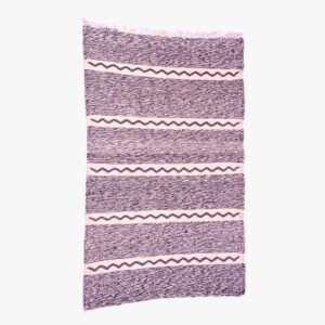 Handgeweven berber tapijt met een grijze en crème zigzag ontwerp, met een subtiele, elegante uitstraling.