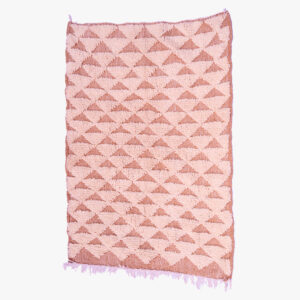 Handgeweven berber tapijt met roze en beige driehoekige motieven en franjes, perfect voor een moderne of traditionele inrichting.