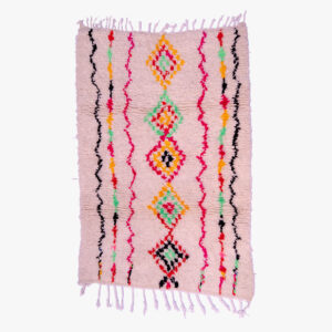 Kleurrijk handgeweven berber tapijt met traditionele patronen in roze, zwart, en accenten van groen en geel.