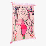 Handgeweven berber tapijt in natuurlijke tinten met traditionele patronen, perfect voor een huiselijk en etnisch interieur.