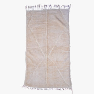 Traditioneel berber tapijt met een beige kleurenpalet en subtiele patronen, ideaal voor het toevoegen van warmte en textuur aan een kamer.