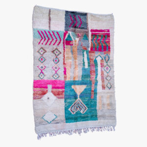 Traditioneel berber tapijt met diverse kleuren en geometrische patronen, handgemaakt en decoratief, op een neutrale achtergrond.