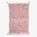 Handgemaakt roze Berber tapijt met groene geometrische lijnen en kleurrijke kwastjes, perfect voor een modern huis.