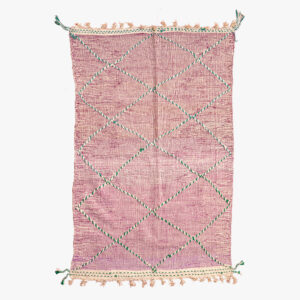 Handgemaakt roze Berber tapijt met groene geometrische lijnen en kleurrijke kwastjes, perfect voor een modern huis.