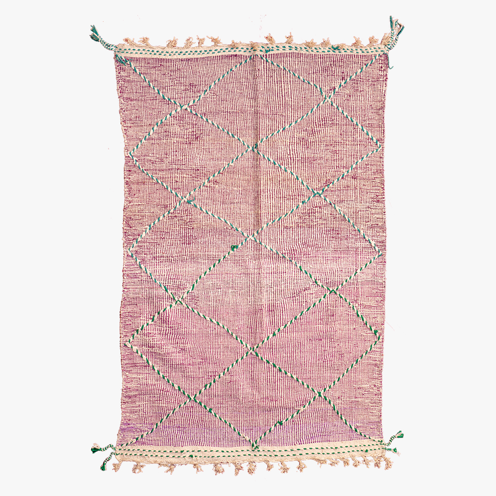 Handgemaakt roze Berber tapijt met groene geometrische lijnen en kleurrijke kwastjes, perfect voor een modern huis.