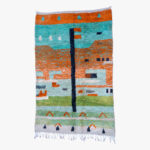 Abstract handgeweven Berber tapijt met oranje en aquamarijn geometrische patronen en symbolische accenten.