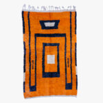 Oranje berber tapijt met contrasterende blauwe geometrische patronen en een traditioneel design, handgeweven.
