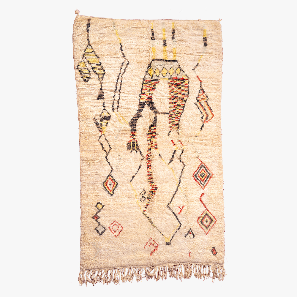 Handgeweven berber tapijt met natuurlijke crèmekleuren en traditionele zwarte, rode en gele motieven.