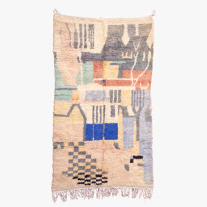 Modern berber tapijt met abstracte patronen in blauw, beige, en terracotta, handgeweven en veelzijdig.