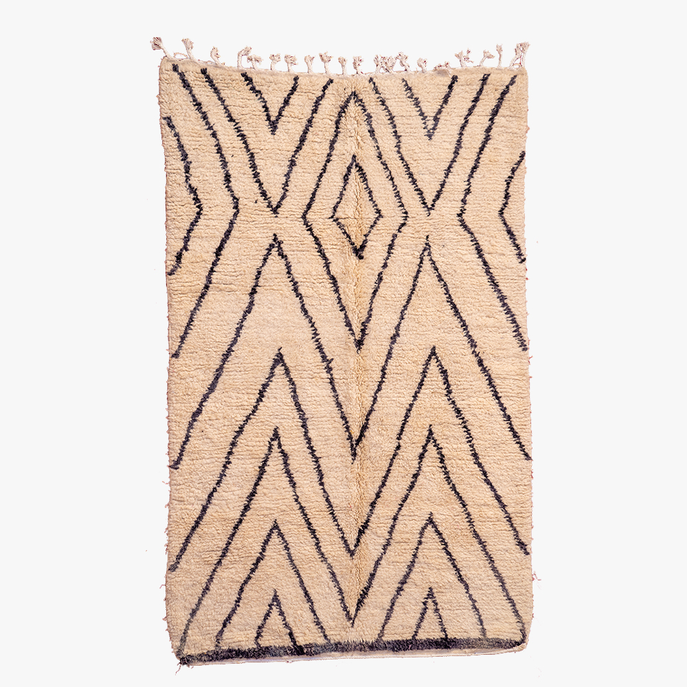 Elegant berber tapijt met een minimalistisch zigzagpatroon in natuurlijke beige en zwarte wol, handgeweven en stijlvol.