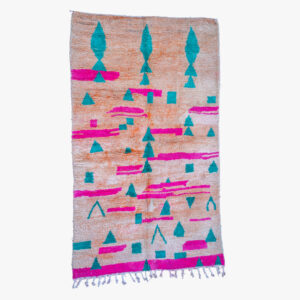 Kleurrijk berber tapijt met abstracte patronen in turquoise en magenta op een beige ondergrond, met handgemaakte charme.
