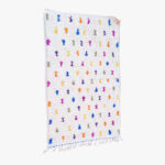 Wit Berber tapijt met een vrolijk patroon van meerkleurige abstracte vormen en delicate fransjes, een perfecte mix van traditioneel en eigentijds.